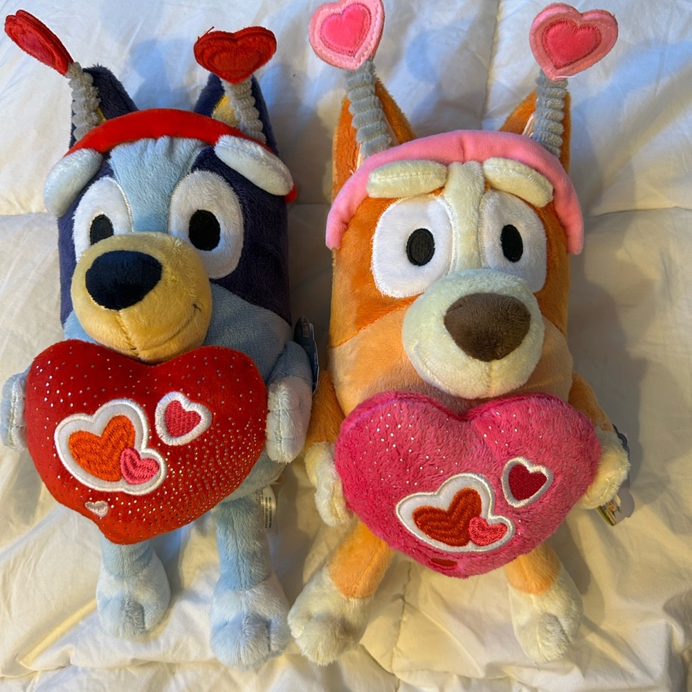 Bluey and Bingo Plush Dog Pair Holding Hearts - Blue & Orange 10”. NEW